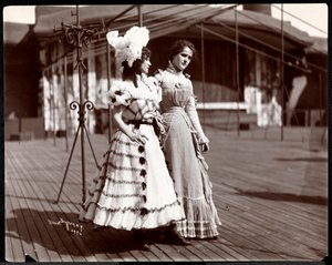 Duas atrizes em traje ensaiando no telhado do que é provavelmente o New York Theatre, Nova York, 1900 (impressão de gelatina de prata)